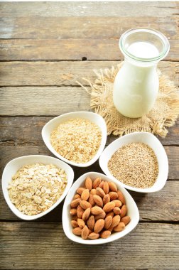 Farklı vegan süt cam. Badem sütü, sezame süt ve oatm