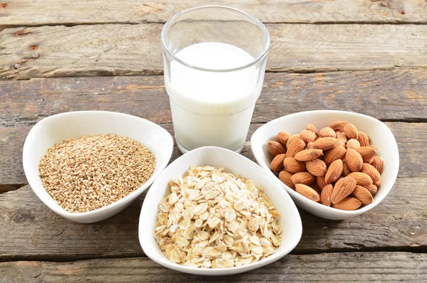 Farklı vegan süt cam. Badem sütü, sezame süt ve oatm