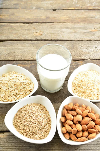 Farklı vegan süt cam. Badem sütü, sezame süt ve oatm