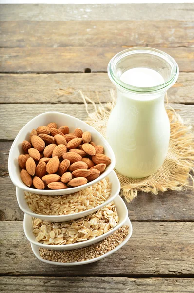 Farklı vegan süt cam. Badem sütü, sezame süt ve oatm