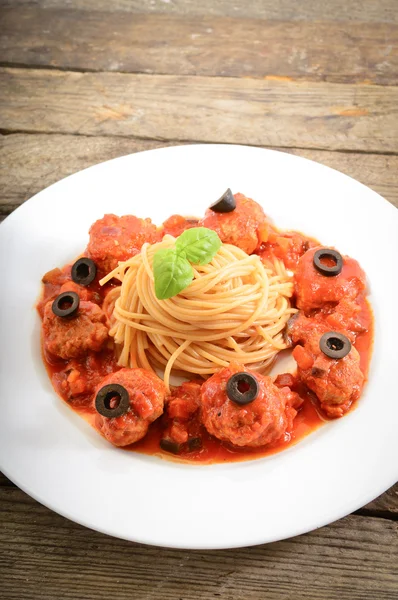 Pasta con albóndigas con salsa de tomate — Foto de Stock