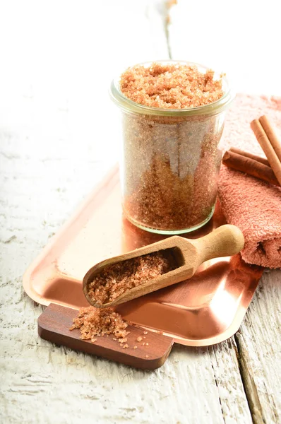 Exfoliante corporal - azúcar morena con canela . — Foto de Stock