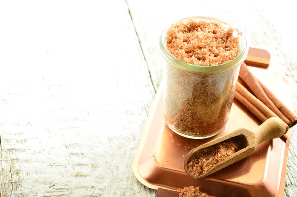 Vücut scrub - tarçın ile kahverengi şeker.