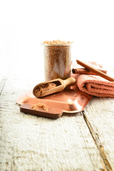 Vücut scrub - tarçın ile kahverengi şeker.