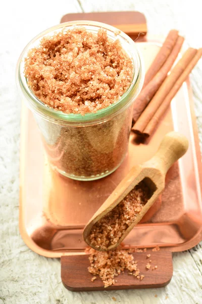 Exfoliante corporal - azúcar morena con canela . —  Fotos de Stock