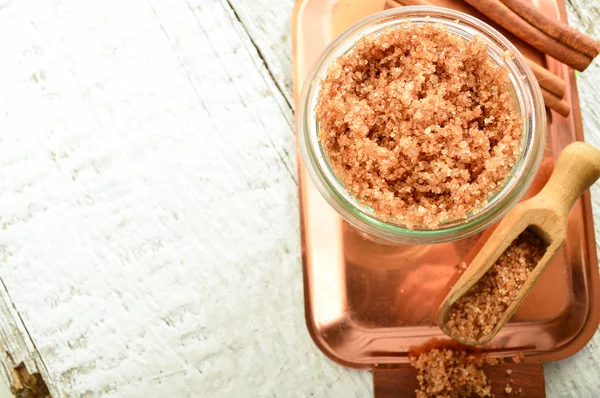 Exfoliante corporal - azúcar morena con canela . — Foto de Stock