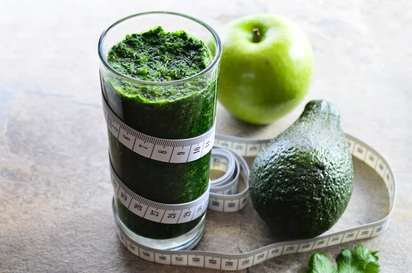 Un batido saludable. Aguacate, perejil, manzana, espinacas . — Foto de Stock