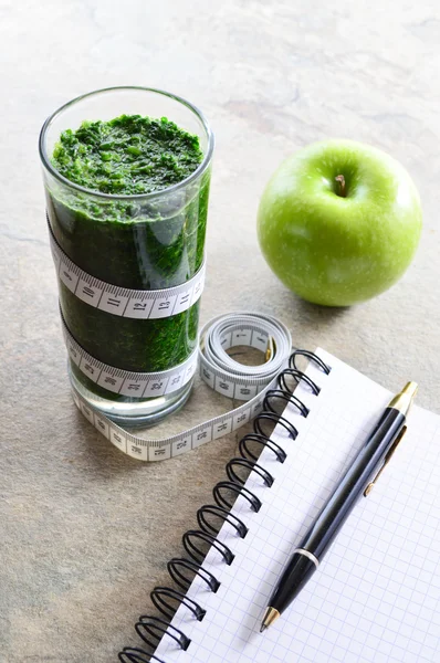 Un batido saludable. Aguacate, perejil, manzana, espinacas . — Foto de Stock