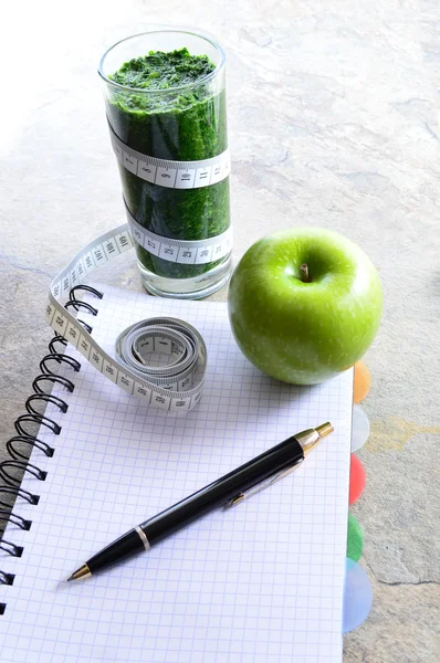 Un batido saludable. Aguacate, perejil, manzana, espinacas . — Foto de Stock