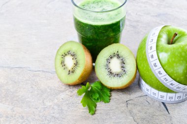 Sağlıklı içecek. Yeşil smoothie. Diyet ve detoks.
