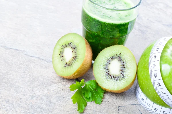 Bebida saludable. Batido verde. Dieta y desintoxicación . — Foto de Stock