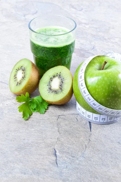 Sağlıklı içecek. Yeşil smoothie. Diyet ve detoks.