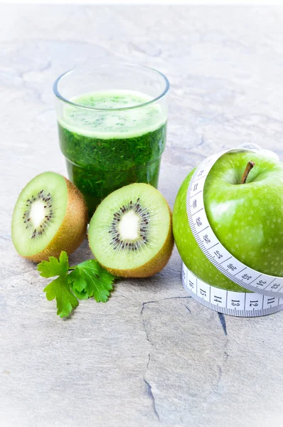 Bebida saludable. Batido verde. Dieta y desintoxicación . — Foto de Stock