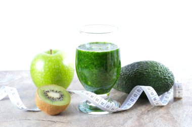 Sağlıklı içecek. Yeşil smoothie. Diyet ve detoks.