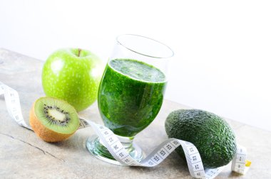 Sağlıklı içecek. Yeşil smoothie. Diyet ve detoks.