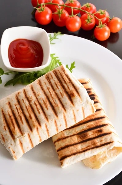 Ev yapımı peynir ve tavuk Quesadilla — Stok fotoğraf