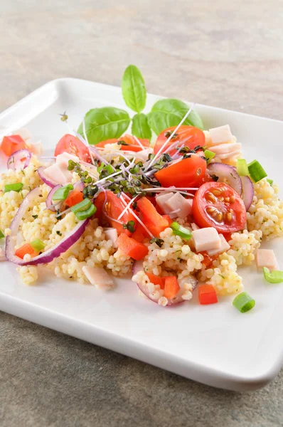 Darı ve sebze salatası. Sağlıklı salata gluten free.