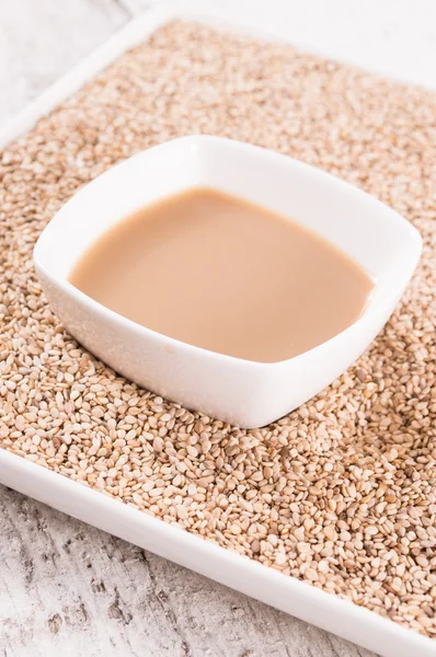 Tahini, pâte de sésame. aliments et boissons sains — Photo