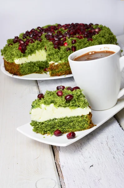 Torta de espinacas y yogur sobre fondo rústico — Foto de Stock