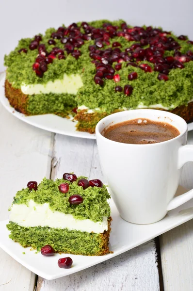 Torta de espinacas y yogur sobre fondo rústico — Foto de Stock