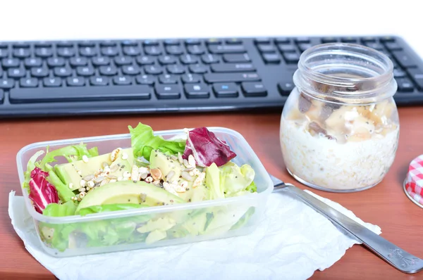 직장에서 당신의 책상에서 점심입니다. 건강 한 식습관. 로열티 프리 스톡 이미지