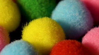 Siyah arkaplanda tüylü ve renkli küçük toplar