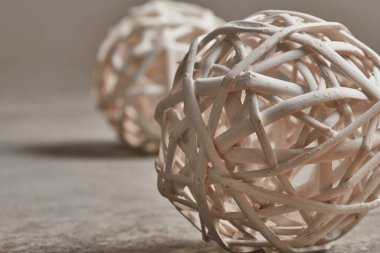 Açık gri taşta bir Noel süsü