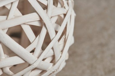 Açık gri taşta bir Noel süsü