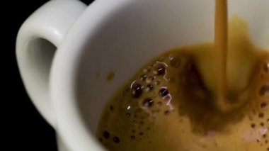 Bir kahve fincanı ağır çekimde
