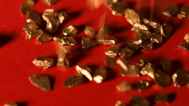 Медленное движение падения золотых камней — стоковое видео