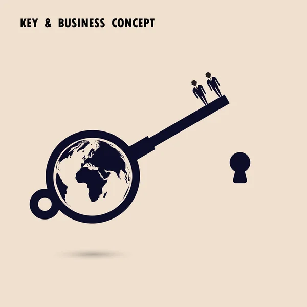 Dos hombres de negocios con el símbolo de la llave mundial. Solución empresarial global — Vector de stock