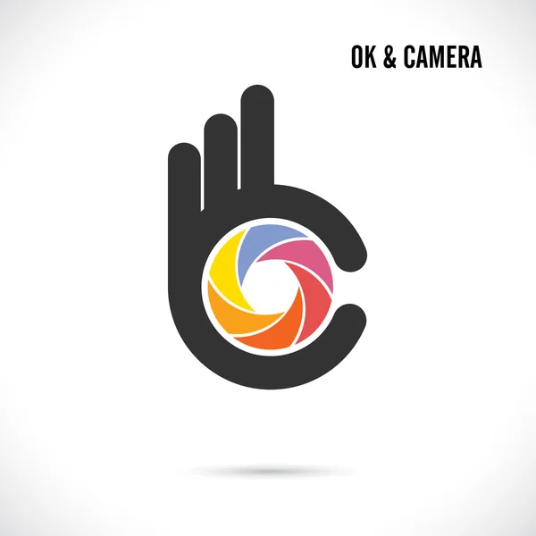 Creatieve hand en camera lens abstracte logo ontwerp. Hand Ok symbo — Stockvector