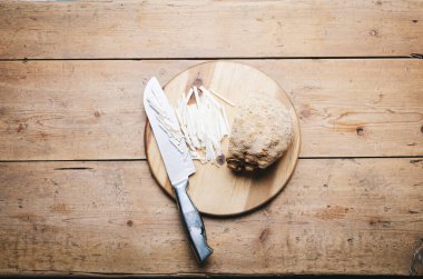 Tahtada kereviz kökü kes