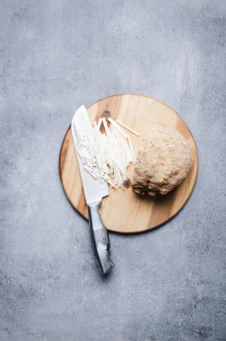 Tahtada kereviz kökü kes