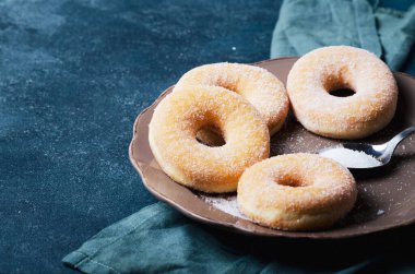 Tahta masada şekerli donut..
