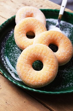 Tahta masada şekerli donut..