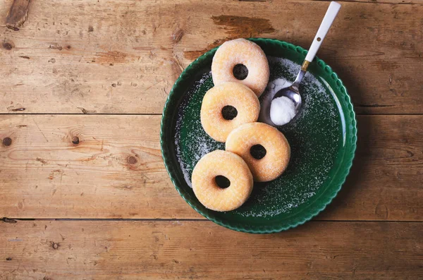 Donut Donuts Com Açúcar Mesa Madeira — Fotografia de Stock