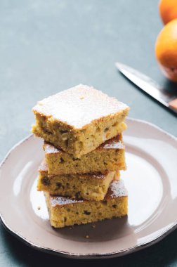 Portakallı pasta ve ahşap masa..