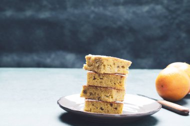 Portakallı pasta ve ahşap masa..