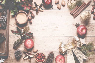 Noel süslemeleri ve ahşap arka planda yemek pişirmek için malzemeli kırmızı aplikeler, merkezinde fotokopi alanı olan Xmas bayramı tebrik kartı..