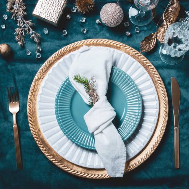 Noel ya da yeni yıl sofrası. Noel yemeği için yer ayarla. Tatil Dekorasyonları.