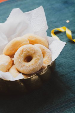 Geleneksel Karnaval İtalyan börekleri şekerden bal ve şeker serpti.