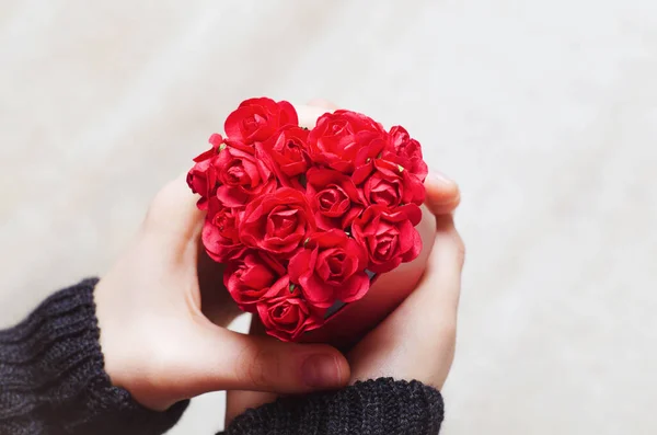 Concepto Regalo San Valentín Manos Femeninas Sosteniendo Caja Forma Corazón —  Fotos de Stock