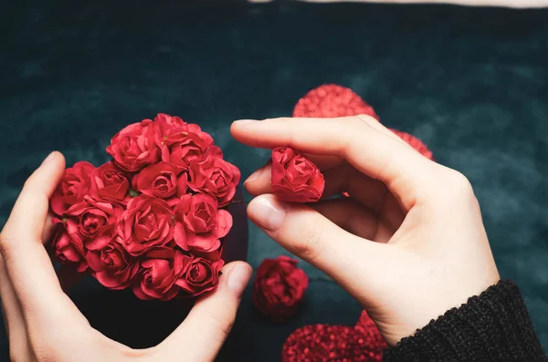 Concepto Regalo San Valentín Manos Femeninas Sosteniendo Caja Forma Corazón —  Fotos de Stock