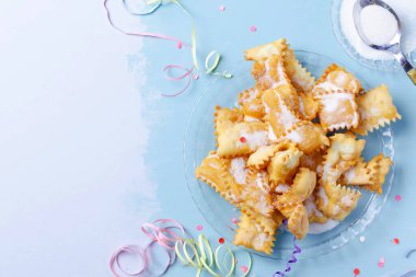 İtalyan karnaval börekleri pudra şekeriyle tozlanmış. Boş metin alanı ile.