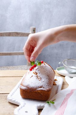 Erikli kek yanında yoğurt ve kırmızı üzümlü beyaz ahşap tepsi..
