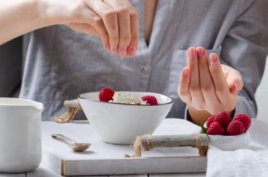 Süzme peynirli sağlıklı kahvaltı taze ahududu ve sadaka.