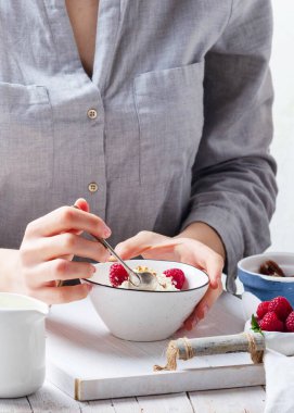 Süzme peynirli sağlıklı kahvaltı taze ahududu ve sadaka.