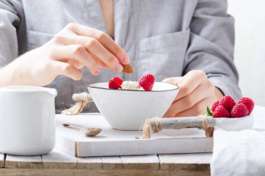 Süzme peynirli sağlıklı kahvaltı taze ahududu ve sadaka.