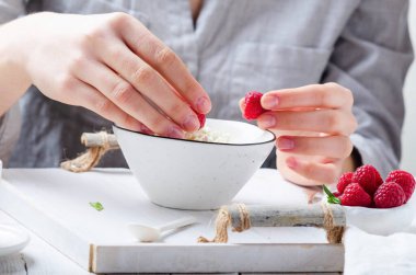 Süzme peynirli sağlıklı kahvaltı taze ahududu ve sadaka.